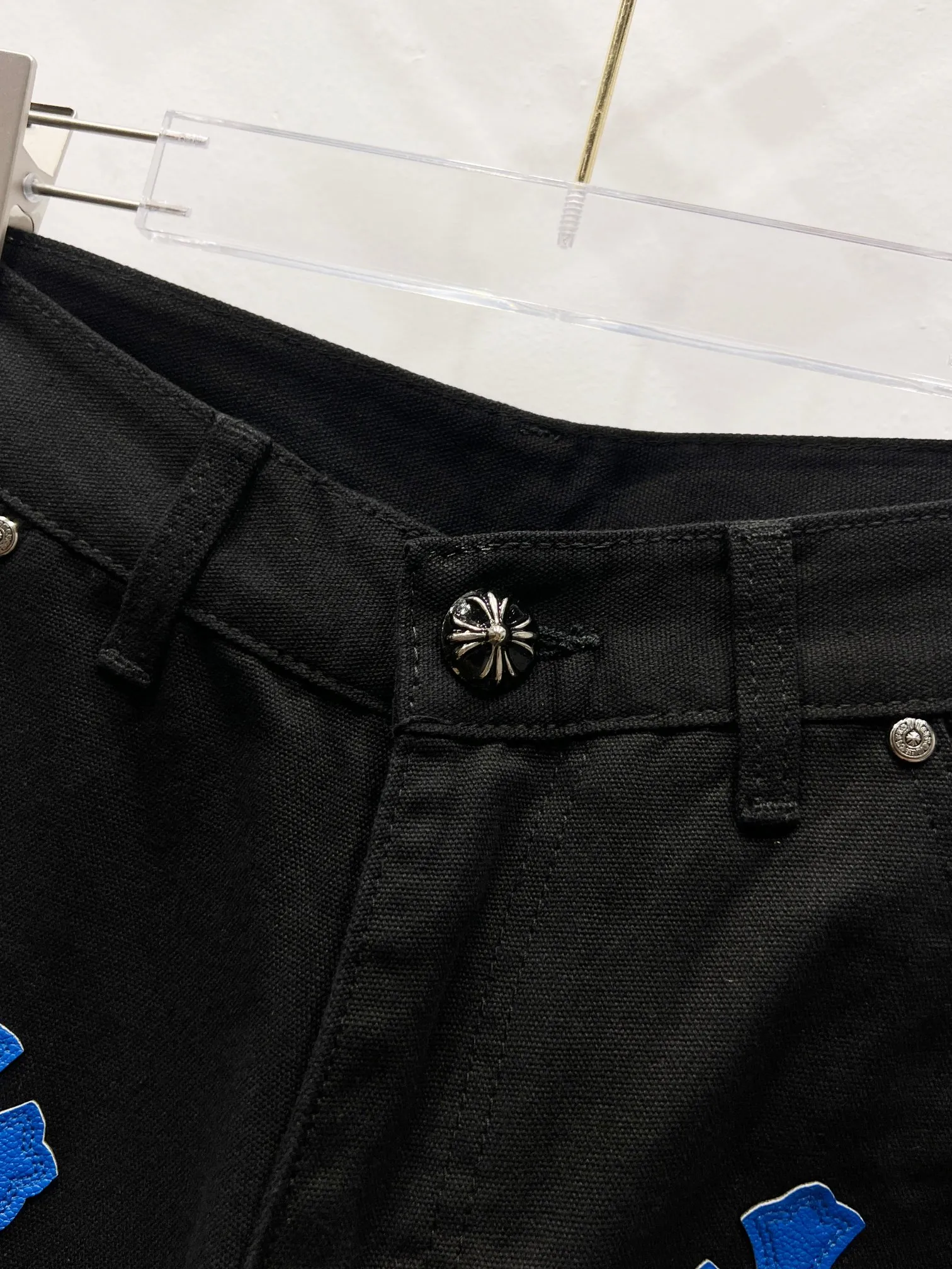 P290 Style No.: (r031) chrome hearts Top Cow King F&F Limited to friends and family 1of1 Carhartt base version Jeans Three-dimensional version Loose and comfortable, not picky about body shape Look taller and slimmer Factory Seiko Original factory quality control Same style for men and women Can be matched with couples Versatile recommendation Must-have jeans for all seasons Hipsters have been disappointed From the quality selection of fabrics, the tailoring of details, and the matching of patterns are impeccable! The upper body is so handsome when worn...it can be easily worn by men, women and children! The craftsmanship is made of heavy-duty washed pure cotton denim fabric. After washing, it is soft and thick and looks very stylish when worn. Size: 28, 30, 32, 34, 36 (S-XXL) Color: black